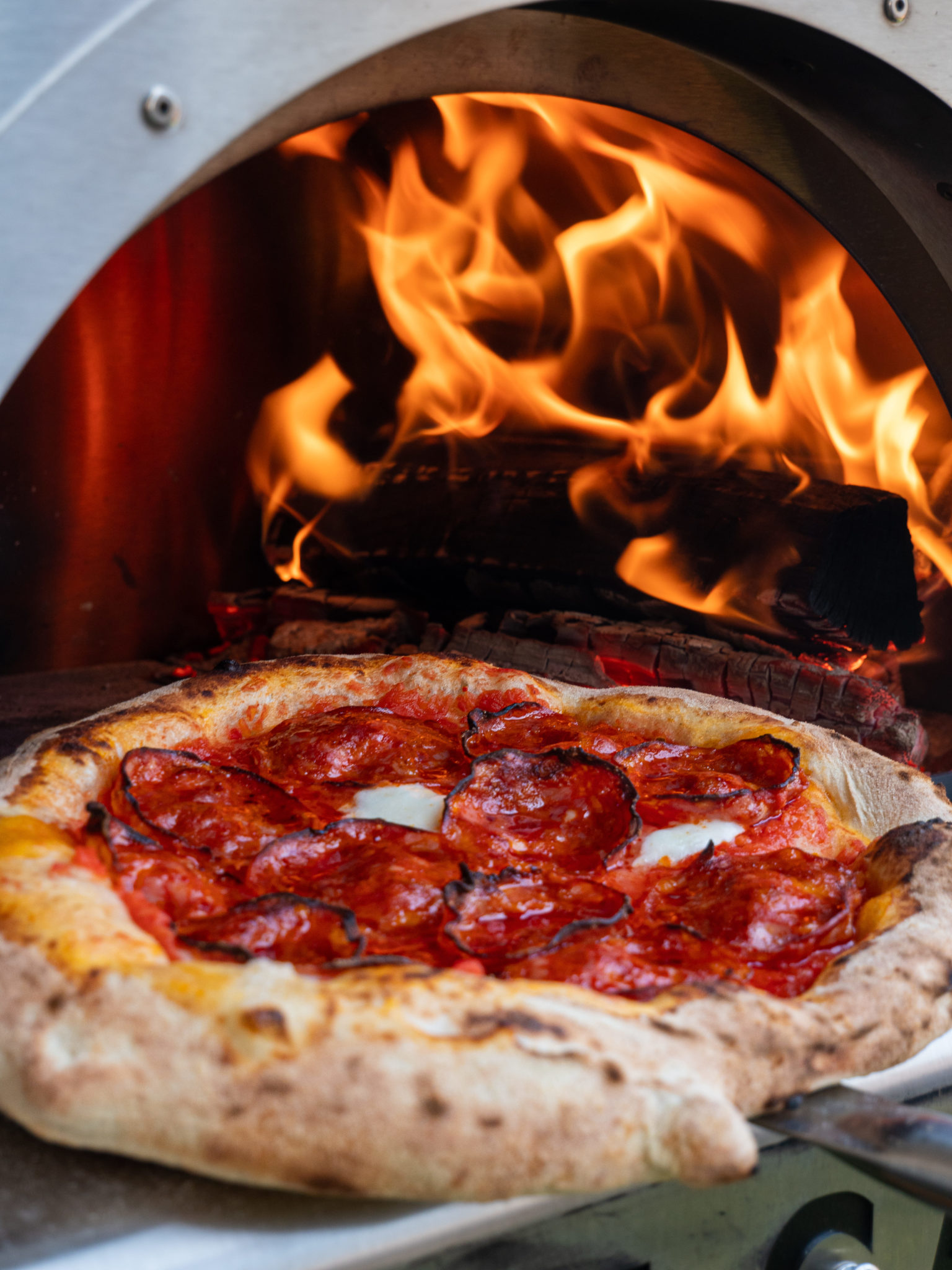 Four à Pizza Vulcanello Et Pelle Sortant Une Pizza