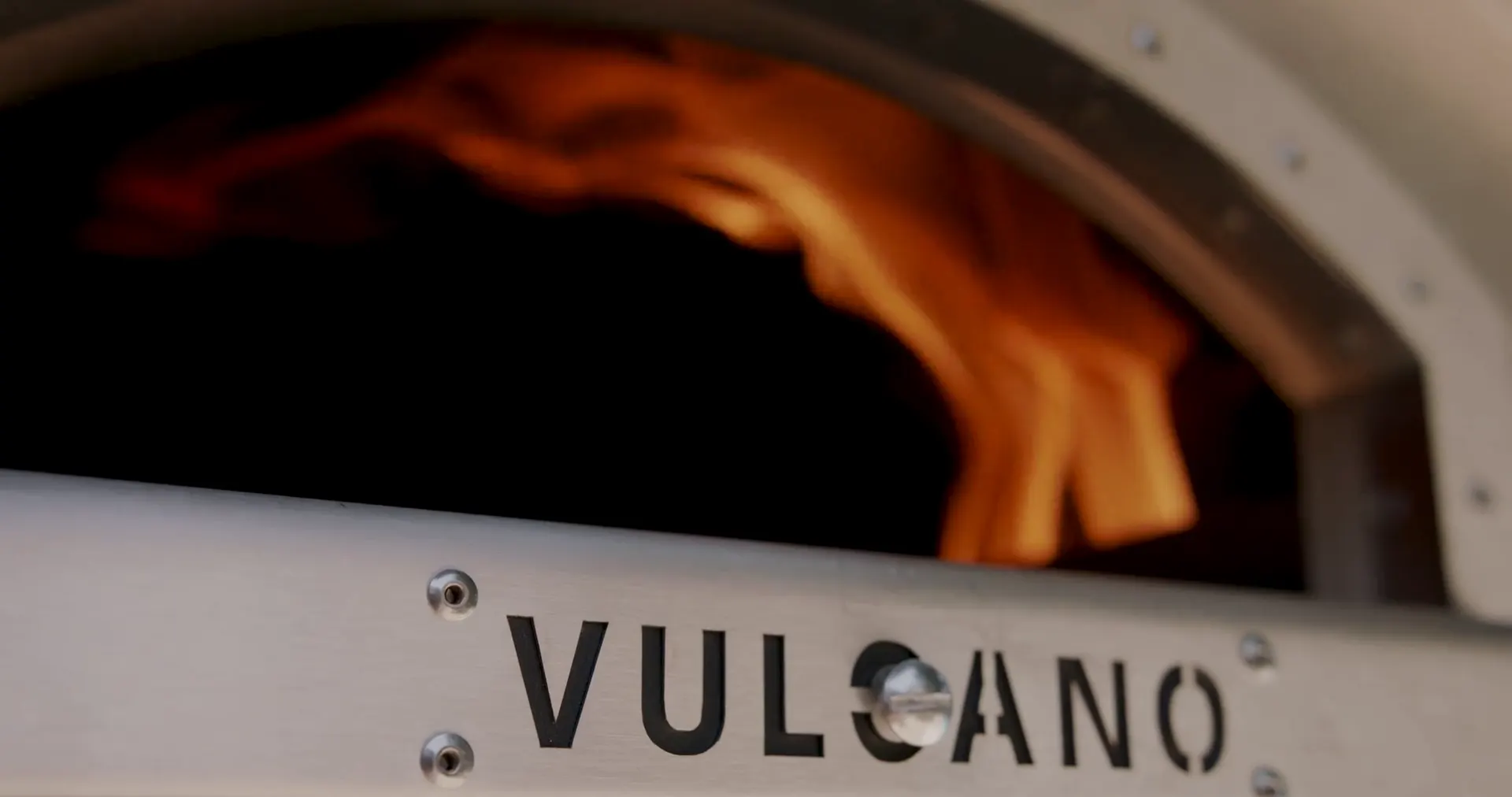 Flammes dans le foyer du four à pizza Vulcano TAAL